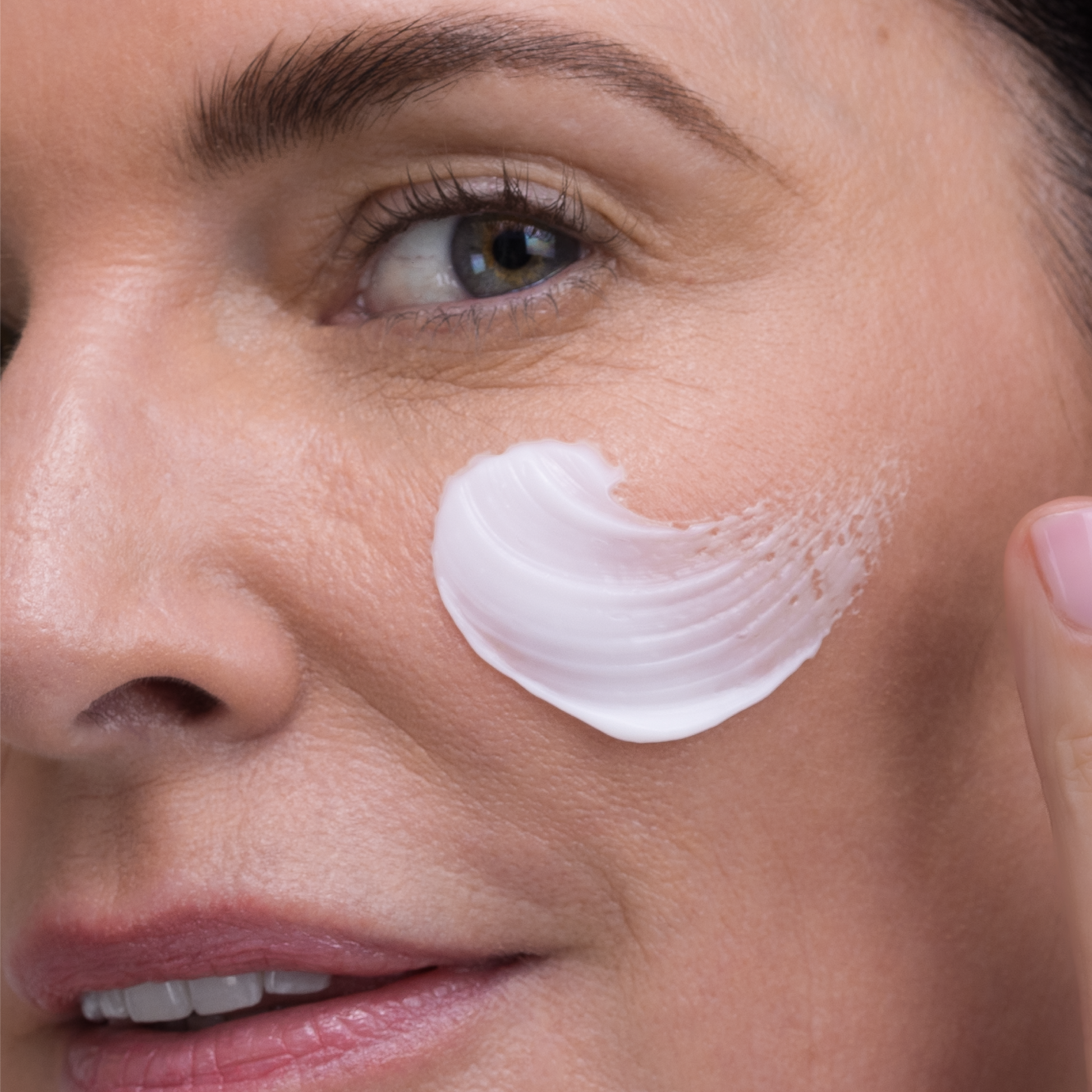 Doctor Rogers Skincare | Restore Face Cream | Formulated with the best skincare ingredients to hydrate and repair all all skin types -  including mature, sensitive, dry and acne prone skin with the best skin care ingredients including niacinamide (vitamin b3), squalane, glycerin and asiatica extract. 
Pictured on woman with mature skin as a white smudge on the cheek.