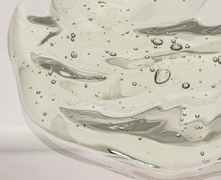 Glycerin transparent texture: A powerful humectant that draws water to hydrate the skin, glycerin speeds healing, reduces irritation, and restores the skin barrier.