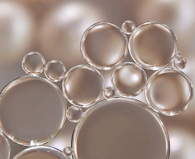 Coco Glucoside transparent texture: An ultra-mild cleansing agent made from coconut fats and sugars to clean without stripping the skin’s protective layer.